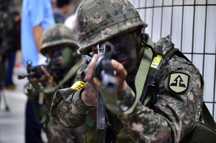 South Korean soldiers take a position during an anti-terror drill. Tens of thousands of South Korean and US troops on August 17 began a military exercise simulating an all-out North Korean attack, as Pyongyang matched Seoul in resuming a loudspeaker propaganda campaign across their heavily-fortified border