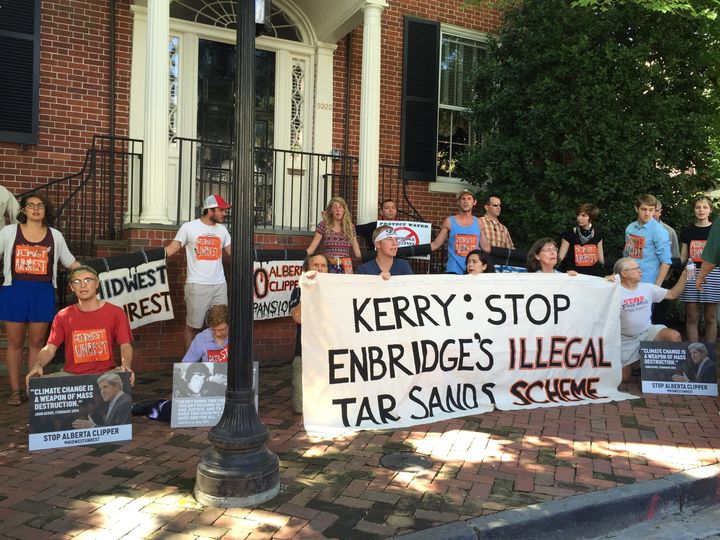 <p><span style="font-family: Arial, Helvetica, sans-serif; font-size: 14px; line-height: 18.1818180084229px; background-color: #eeeeee;">Environmental activists protest outside Secretary of State John Kerry's home.</span></p>