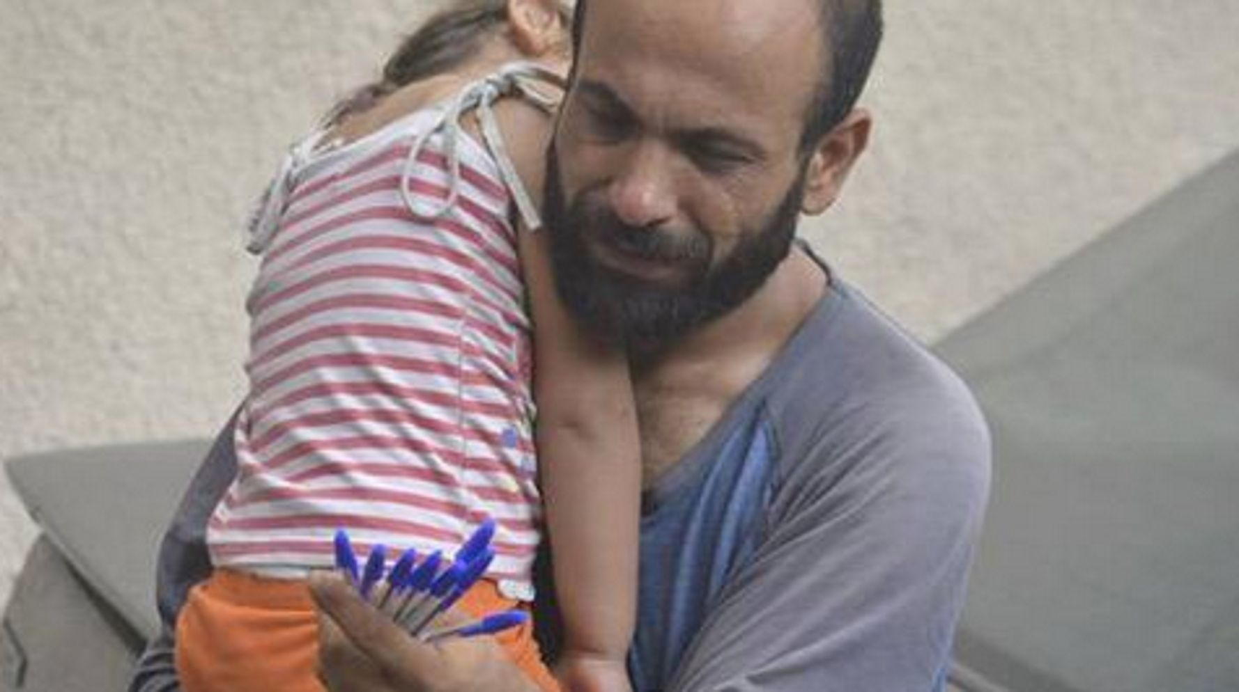 Отец продал дочь ведьме. Фото сирийского мужчины с ребенком. Сирия девушки. Папа продал свою дочь.