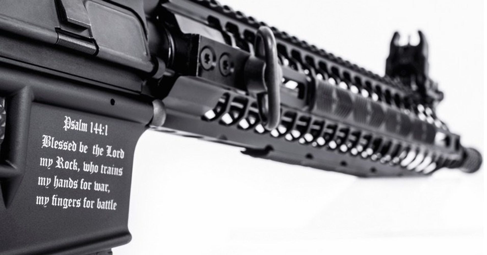 Lanzan un rifle cristiano en EEUU para evitar que caiga en manos de terroristas 55e804991700009a015695d3