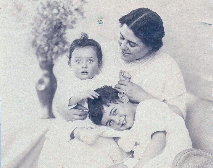 <p><span style="font-family: Arial, Helvetica, sans-serif; font-size: 14px; line-height: 20px; background-color: #eeeeee;">Greta Ann with her sons Peter (Derek's grandpa) and Allan.</span></p>
