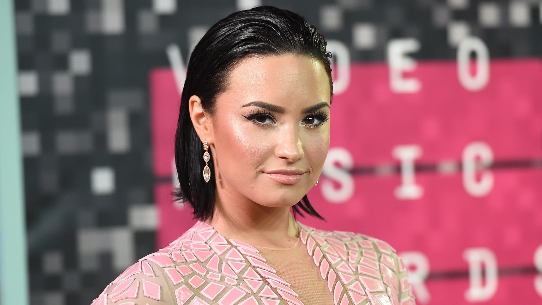 Demi Lovato's Bronze Glow, And More Celebrity Beauty Looks We Love