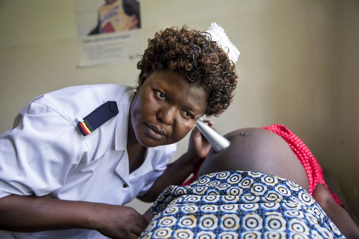 Head antenatal nurse Margie Harriet Egessa providing antenatal counseling and checkups for a group of pregnant women at Mukujju clinic. This clinic is supported by DSW. July 25, 2014 in Tororo, Uganda. 
