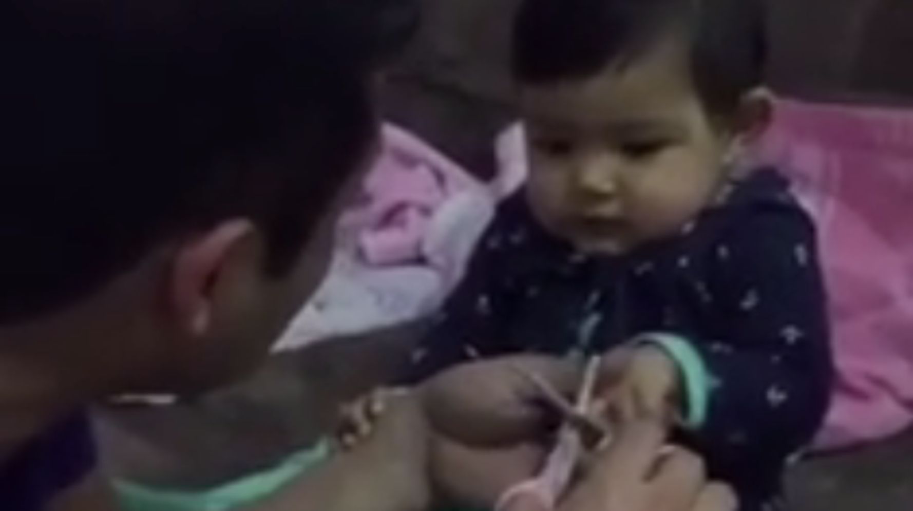 Папа подстриг ногти ребенку