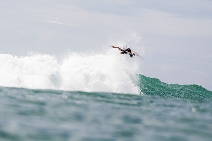Kelly Slater wowed his fans with a mid-air stunt at the 2015 Hurley Pro surf contest.