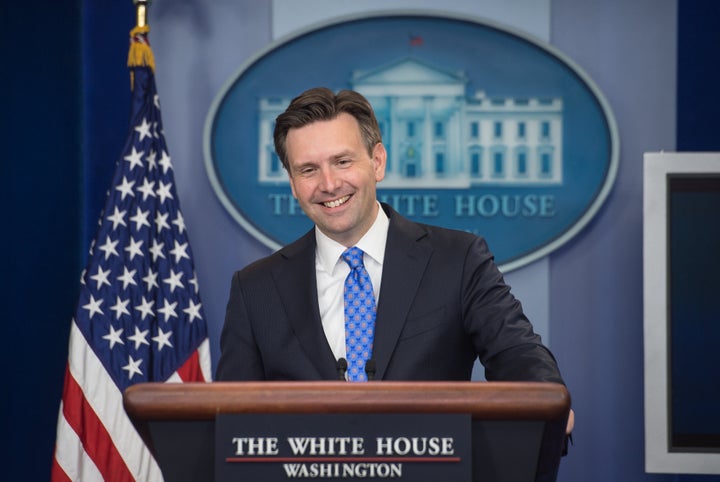 White House press secretary Josh Earnest said the decision on lifting the crude oil export ban should be left to the Commerce Department.