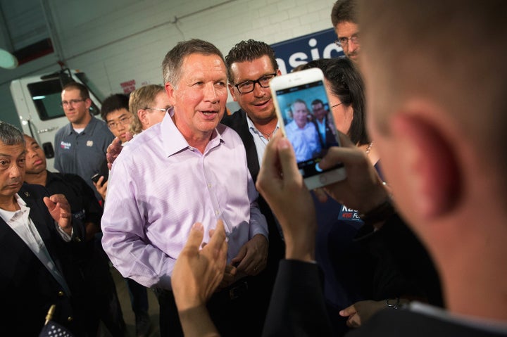 Ohio Gov. John Kasich (R) is trying to court Latino voters, but on Thursday, his anecdote about a hotel maid didn't help.