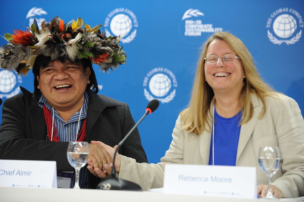 Rebecca Moore and Brazilian Surui tribe Chief Almir smile during a press conference in Rio de Janeiro (June 16, 2012).