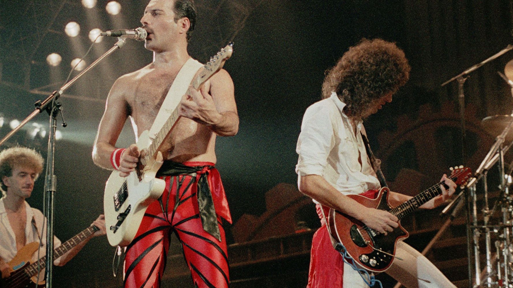 Группа Квин с инструментами. Freddie Mercury 1970 Stage. Группа Квин на сцене. Freddie Mercury and Brian May 1986.