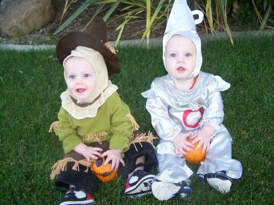 22 Halloween Costume For Twins That Are Double The Fun HuffPost Life