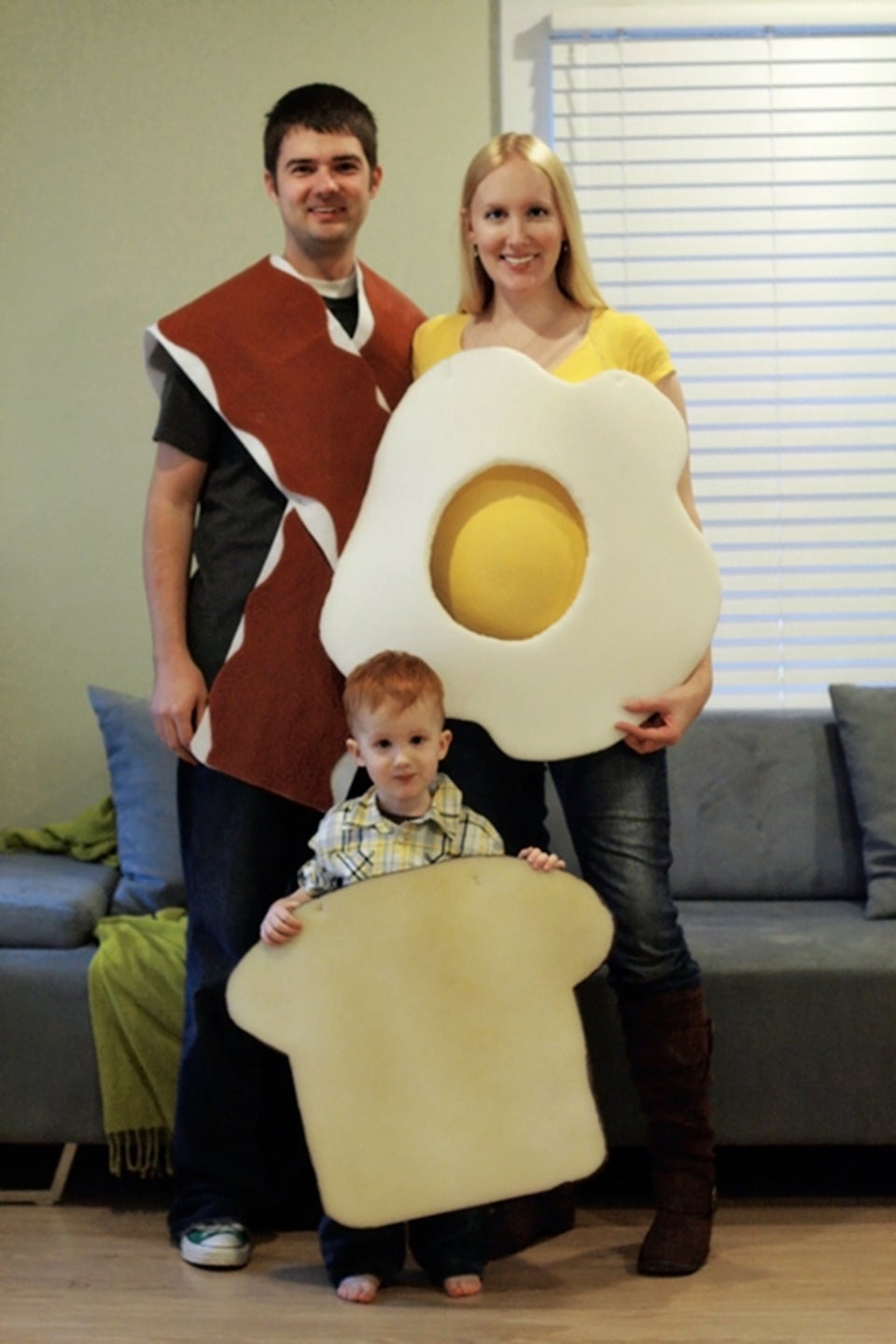 33 Creative Halloween Costumes Just For Pregnant Women