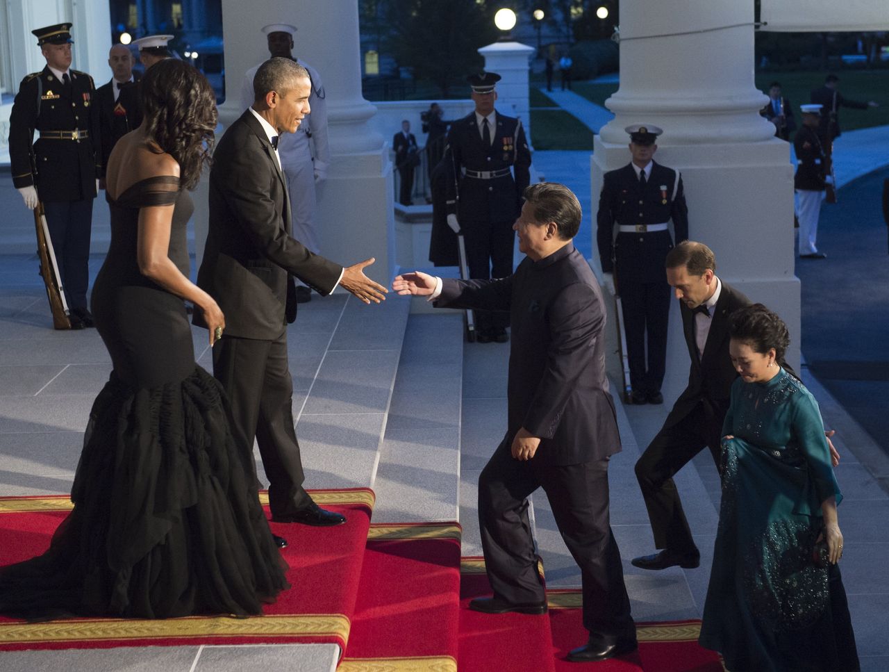 The Obamas greet Chinese President Xi and his wife Peng Liyuan. 