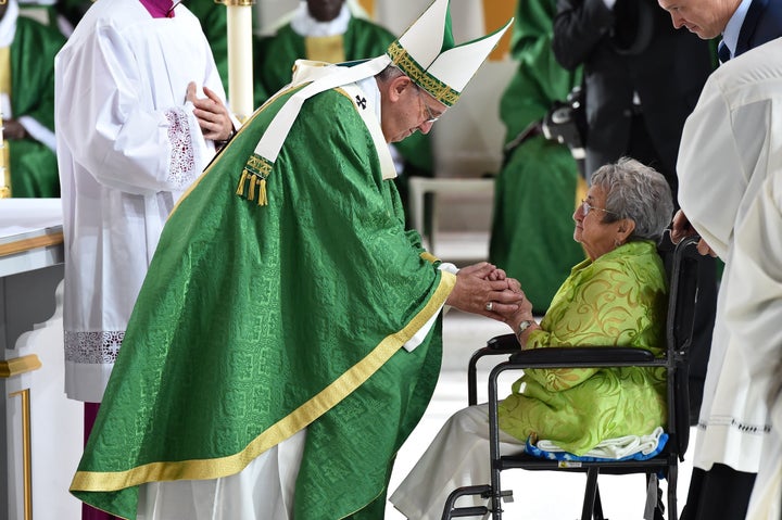 Pope Francis greets faithful as he celbrates Mass at Benjamin Franklin Parkway in Philadelphia, Pennsylvania, on September 27, 2015. 