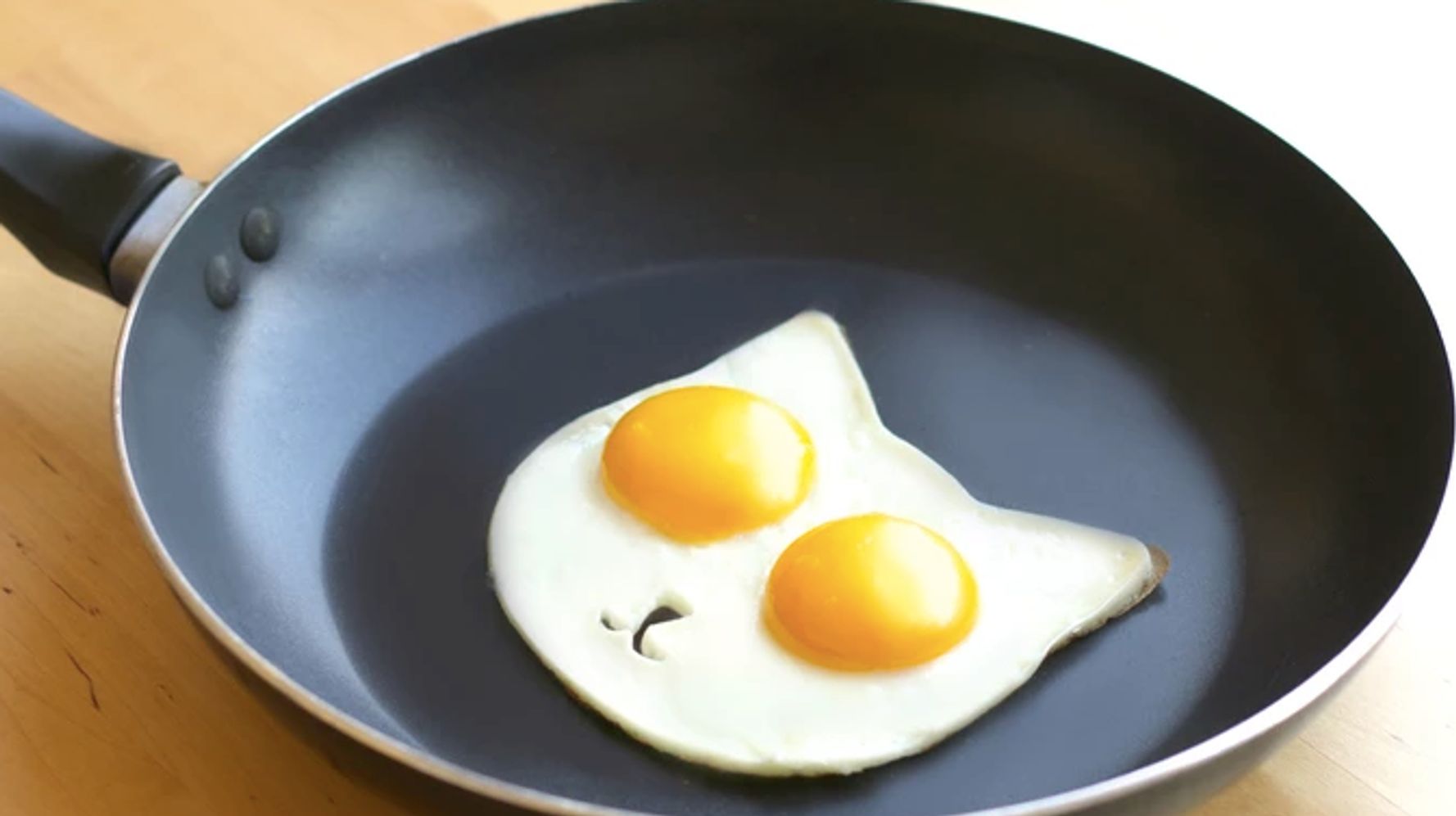 Жареные яйца детям. Яичница. Сковорода с яичницей. Яичница глазунья. Красивые формы для яичницы.