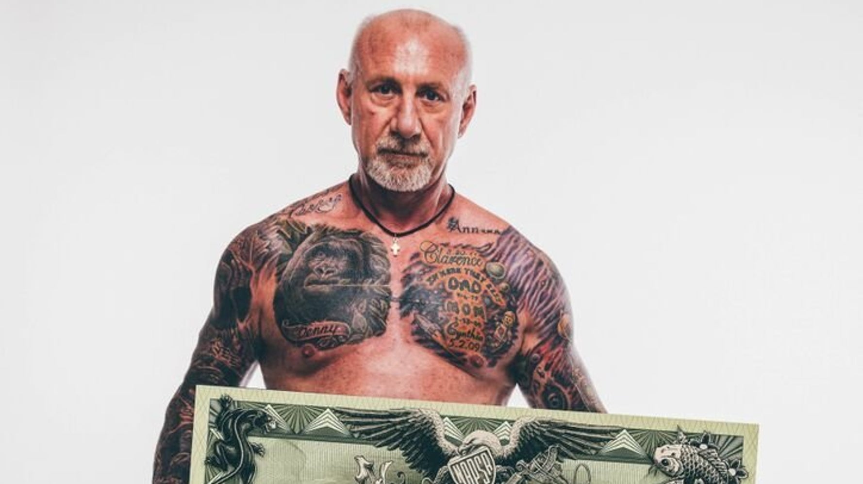 Дедушка с татуировкой дракона