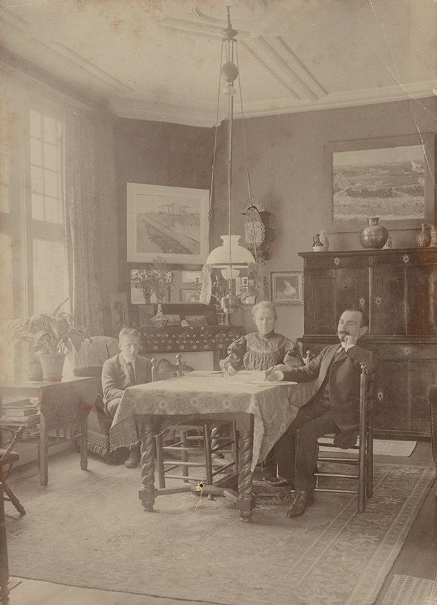 Jo van Gogh-Bonger and Johan Cohen Gosschalk and Vincent Willem van Gogh in the dining room of the house at Koninginneweg 77, Amsterdam.