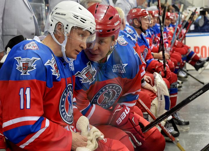 Putin talks strategy with former NHL player Viacheslav Fetisov.