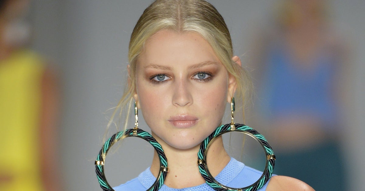 Stretched earlobes from heavy 2025 earrings