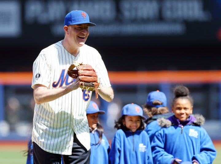 New York Mayor Bill de Blasio prepares to throw out the Mets' ceremonial first pitch before Opening Day on March 31, 2014 at