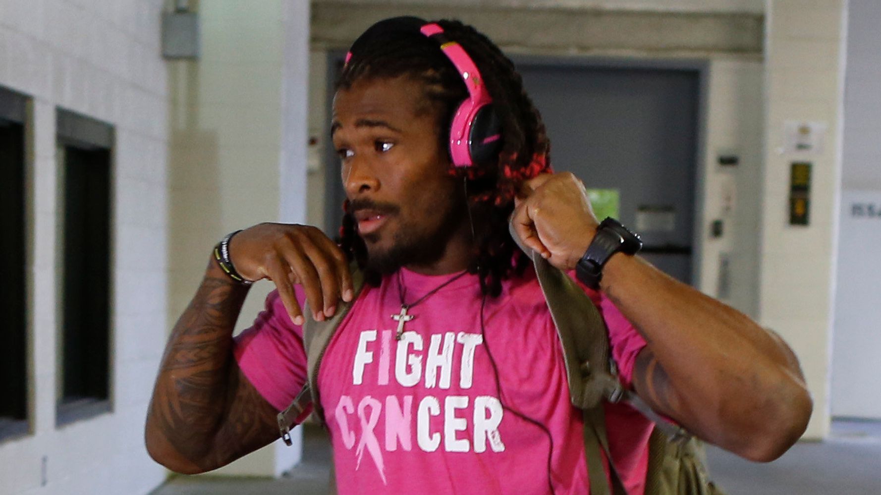 Jets WR Brandon Marshall giving pink cleats to DeAngelo Williams to raise  money during NFL's Breast Cancer Awareness Month – New York Daily News