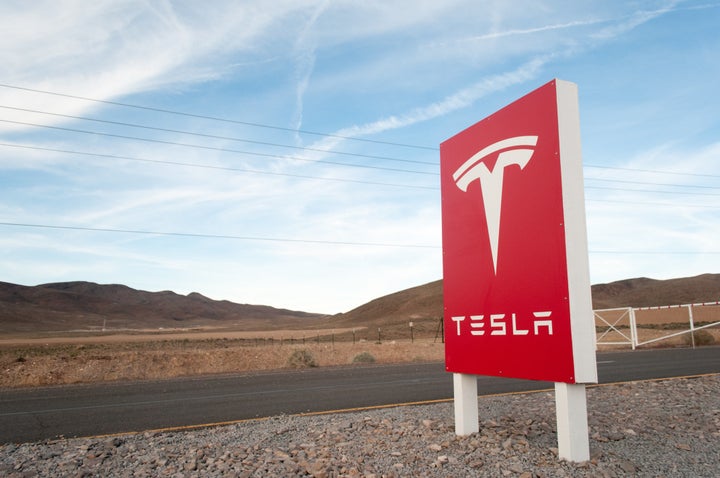 Tesla Accuses Journalists Of Attacking Workers At Gigafactory Huffpost 