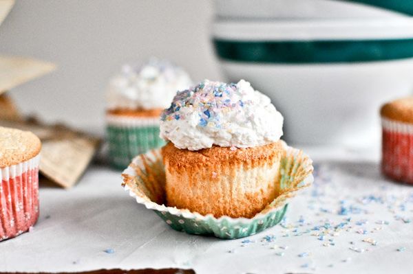 <strong>Get the <a href="http://www.howsweeteats.com/2012/01/angel-food-cupcakes/" target="_blank">Angel Food Cupcakes with M