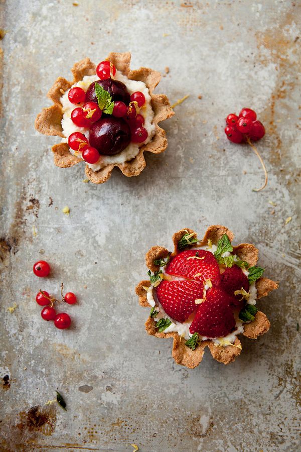 <strong>Get the <a href="http://sassy-kitchen.com/home/13778453" target="_blank">Strawberry, Currant and Mint Tart with Masca