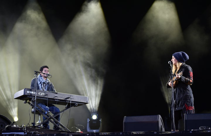 Syria's piano man Ayham Ahmad, pictured here with German singer Judith Holofernes, performed in front of thousands of people in Munich, Germany.