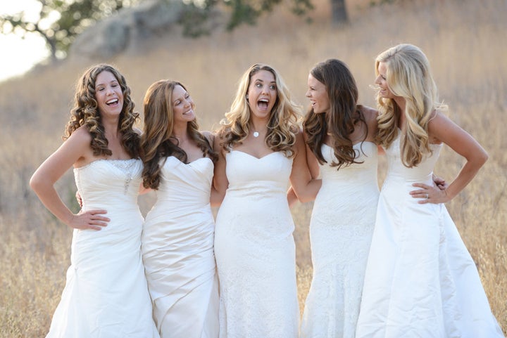 Five sisters. Фотосессия 5 сестер. Фотосессия сестёр пятерых. 5 Невест в свадебном платье. Фото пятерых невест.