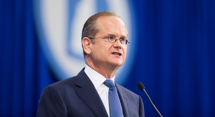 Democratic presidential candidate Lawrence Lessig has decided to withdraw a promise to resign the presidency after passing a top priority.