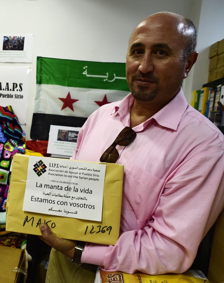 Each blanket sent to Syria is packaged with a label, in both Spanish and Arabic, reading "We are with you."