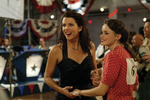 Lorelai e Rory sorridono e ballano insieme durante la maratona di ballo.