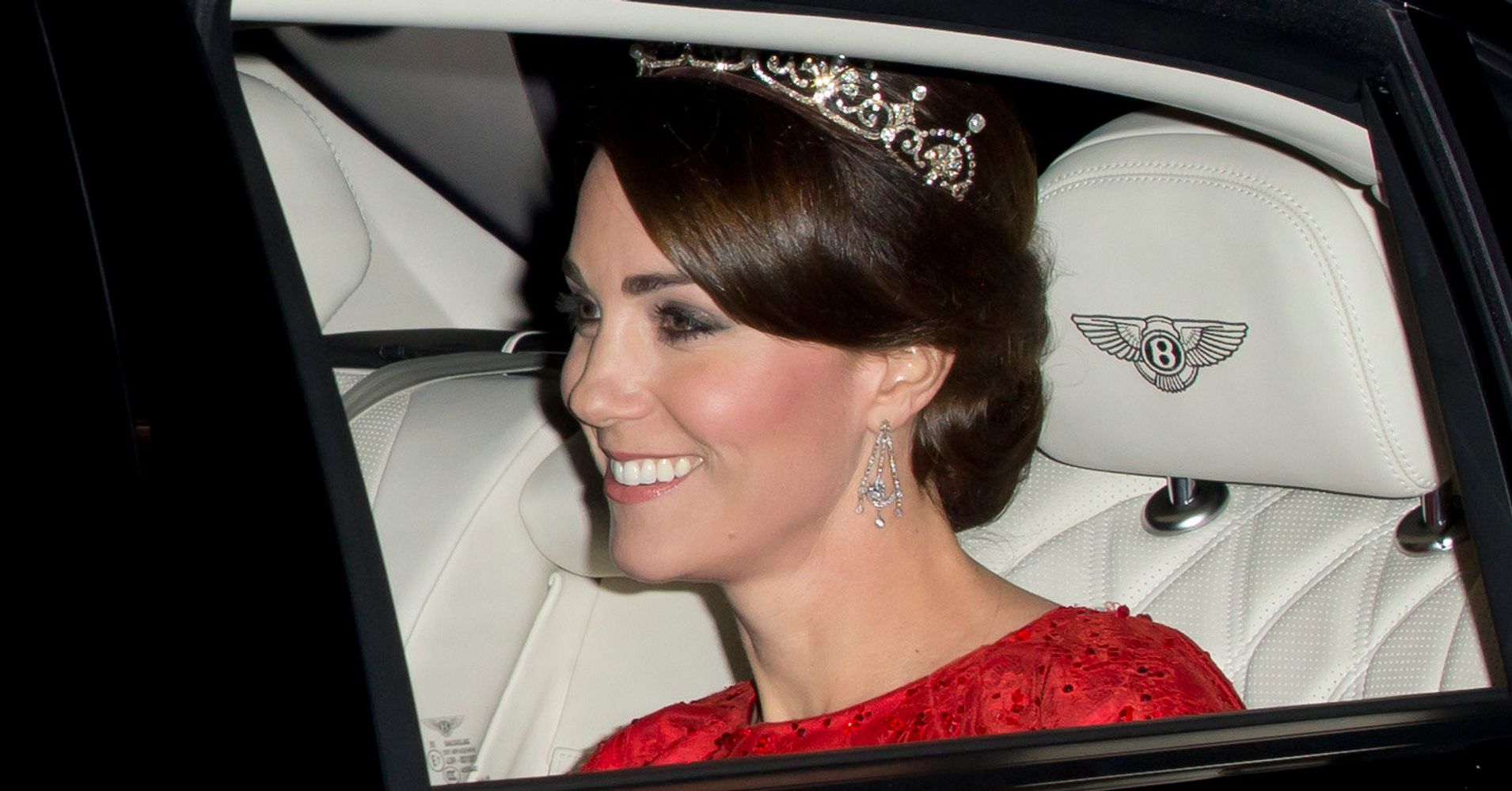 Duchess Kate Stuns In Red Gown And Familiar Tiara At State Dinner Huffpost 