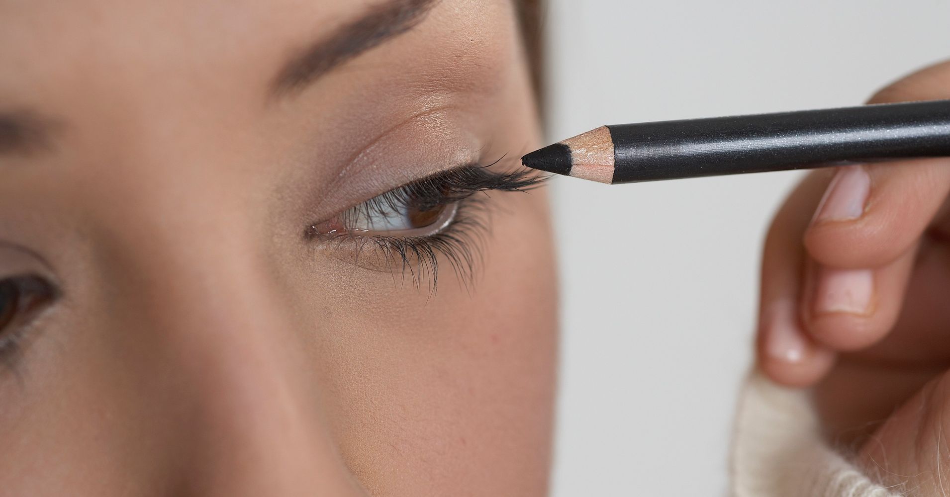 What Tightlining Is The Makeup Trick Thatll Make Your Eyes Pop Huffpost 