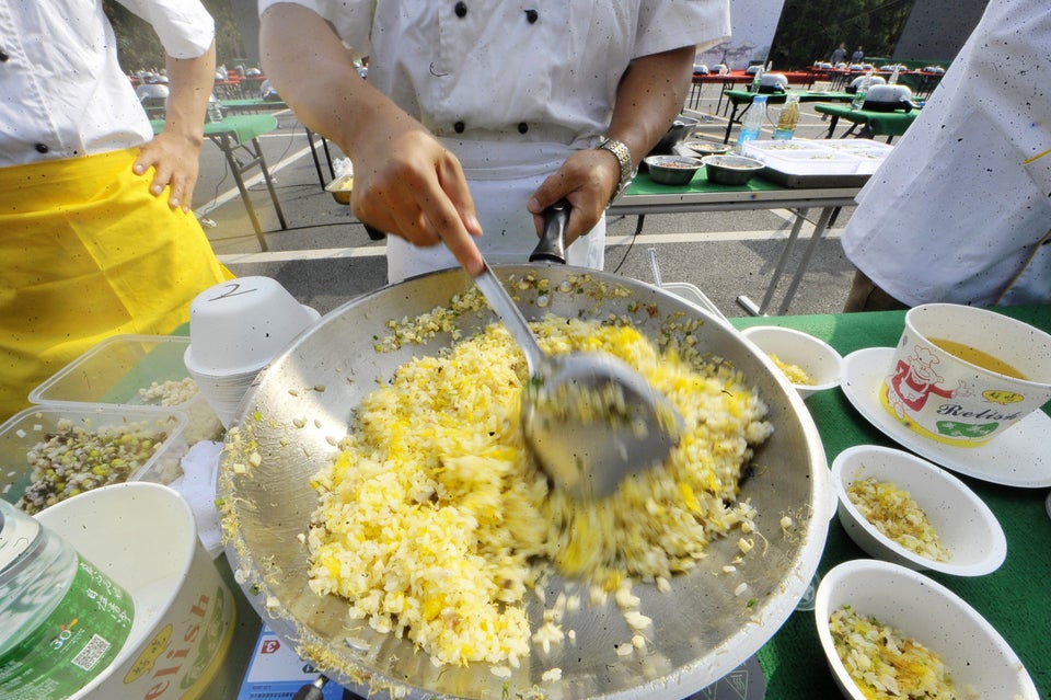 Guinness Dumps World's Largest Bowl Of Fried Rice | HuffPost Weird News