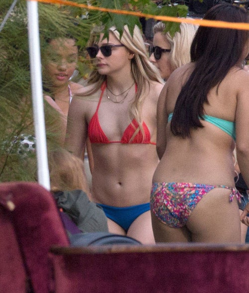 Chlo Grace Moretz Heats Up The Set Of 'Neighbors 2' In A Tiny Bikini | HuffPost UK Entertainment Chlo Grace Moretz Heats Up The Set Of 'Neighbors 2' In A Tiny Bikini | HuffPost UK Entertainment