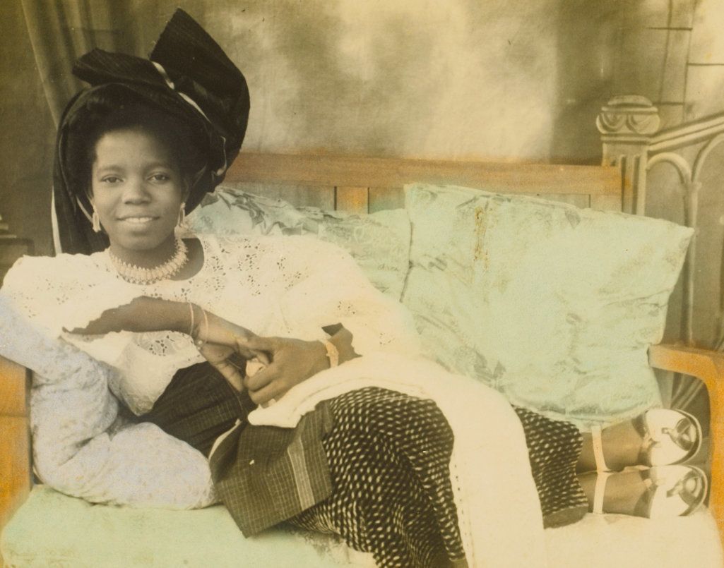 Reclining young lady Hand-colored photograph by Chief S.O. Alonge, c. 1950 Benin City, Nigeria Chief Solomon Osagie Alonge Collection EEPA 2009-007 National Museum of African Art Smithsonian Institution
