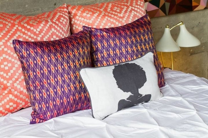 How To Layer Throw Pillows Like An Interior Decorator Huffpost Life
