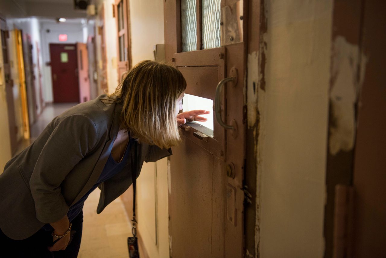Reporter Melissa Jeltsen peers into a cell.