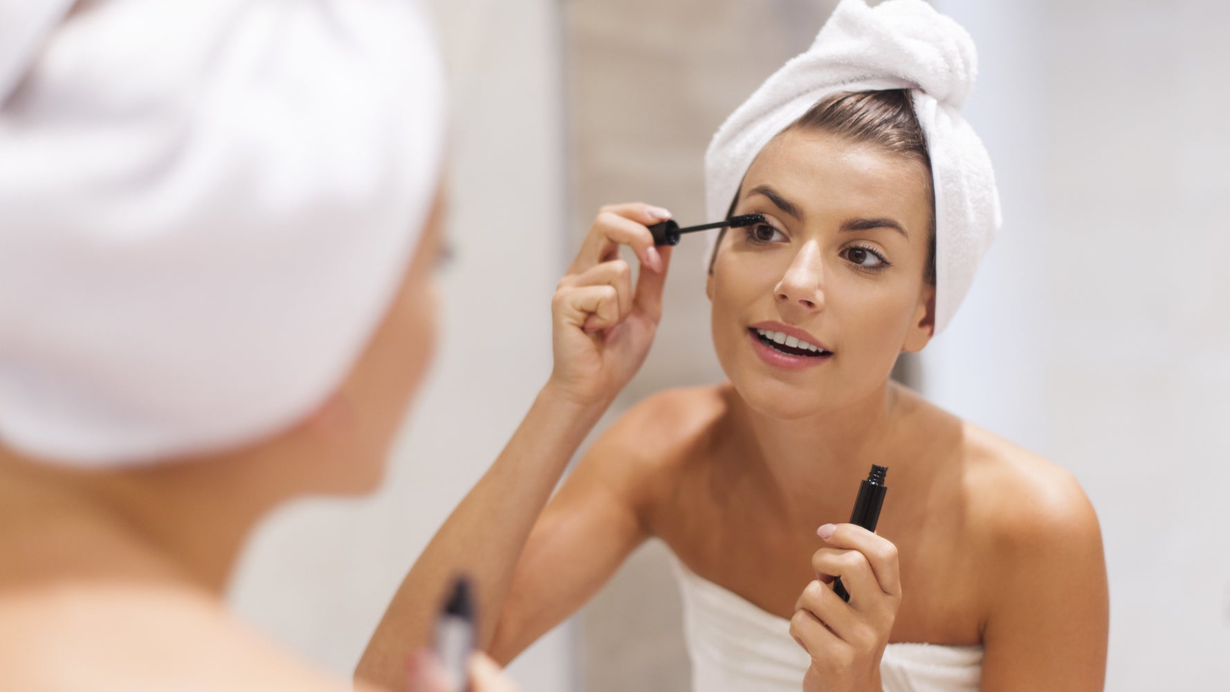 Девочка наводит красоту. Девочка наводит красоту. Девочка наводит красоту. Наведение красоты. Навели красоту.