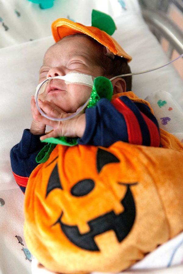 Preemie Halloween Costumes
 These Awesome NICU Nurses Made Halloween Costumes For Their Preemie