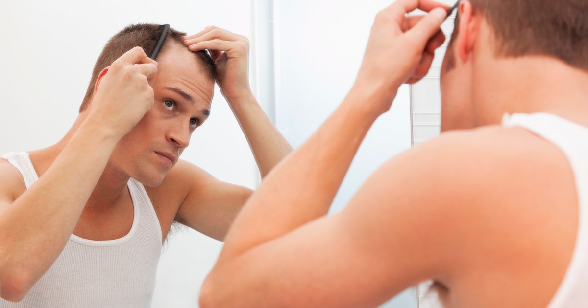 Укрепление волос мужчинам. Облысением, импотенцией. Средний Возраст облысения. Мужчина у зеркала лысина. Кризис среднего возраста у мужа.