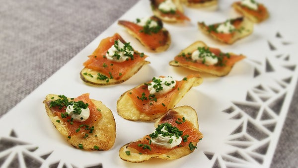 7 Easy Party Dishes That Caterers Keep In Their Nal Huffpost Here S One Of The Best Hacks We Ve Seen For A Packaged Snack Creative Edge Parties