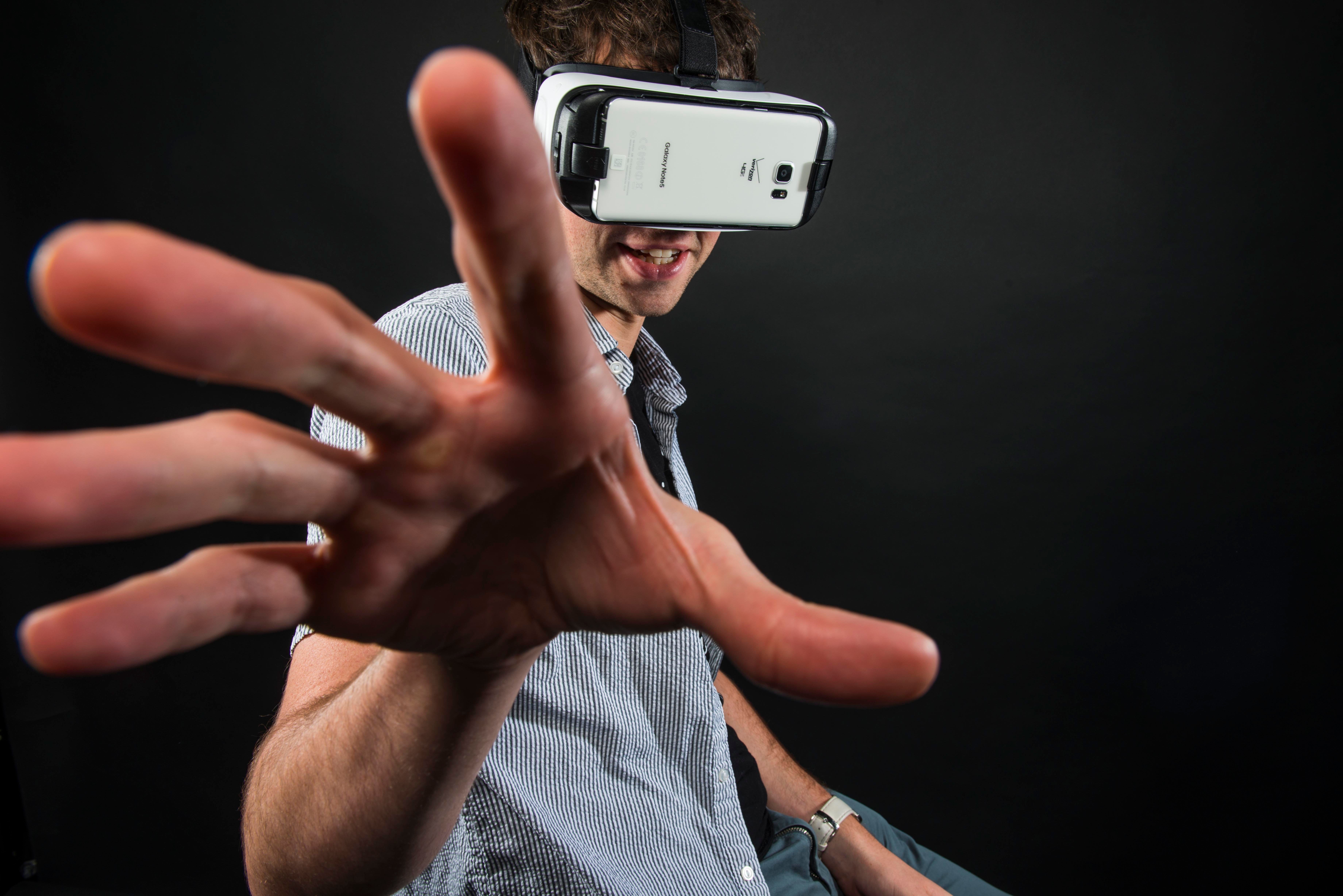 virtual reality falls on face virtual reality falls on face