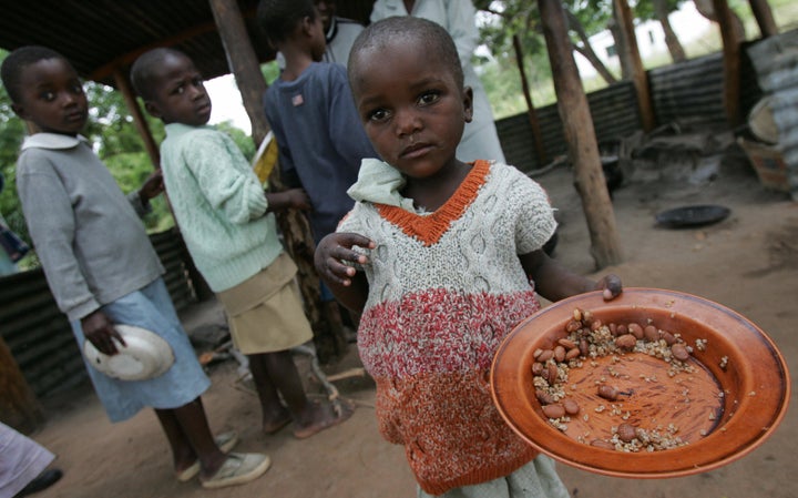 Bikita, ZIMBABWE: Zimbabwean children eat 02 April 2007 at the Masarira primary school, where about 30 pupils receive a daily
