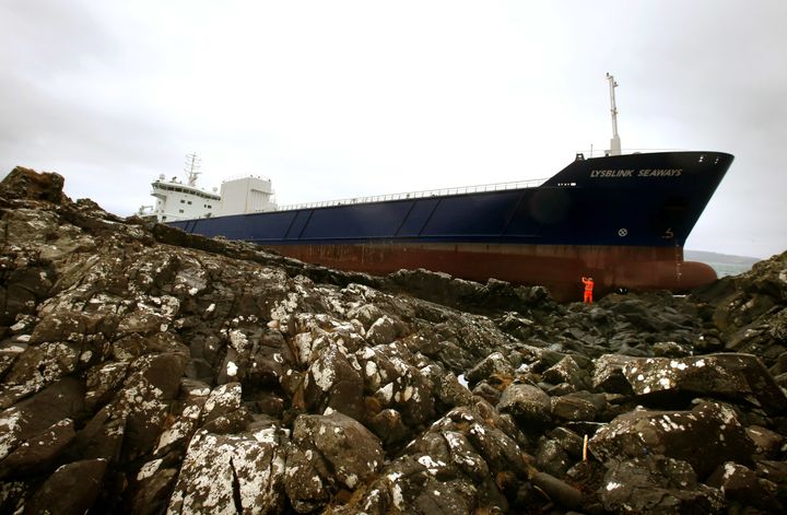 An investigation report released Thursday revealed that a Russian maritime officer had ingested half a liter of rum before going on duty, which resulted in the ship's crashing into a Scottish peninsula. 