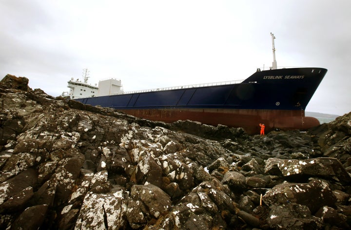 An investigation report released Thursday revealed that a Russian maritime officer had ingested half a liter of rum before going on duty, which resulted in the ship's crashing into a Scottish peninsula. 