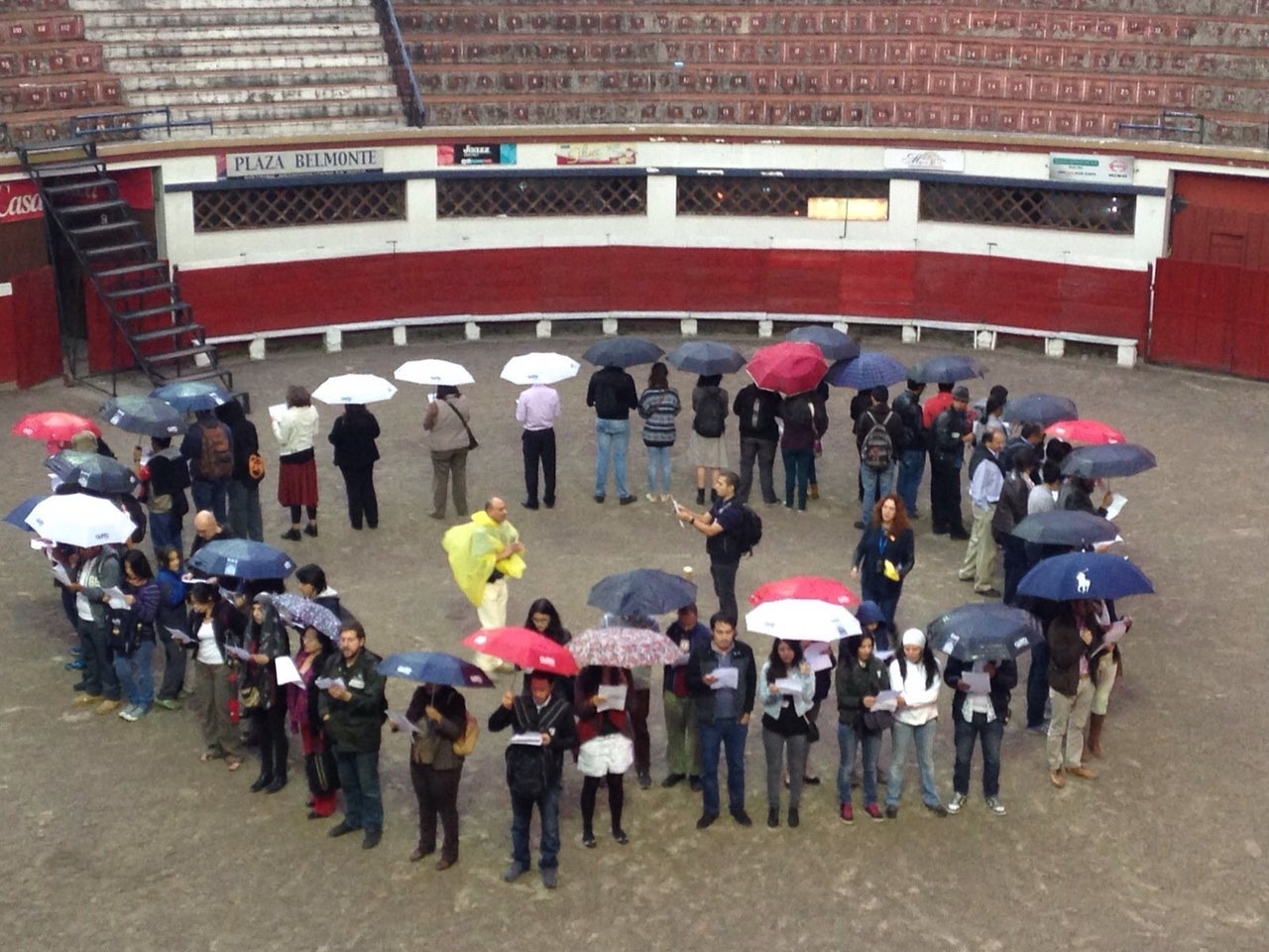 Initial preparations for De tu puño y letra. Diálogos en el ruedo at Plaza Belmonte, Quito, Ecuador, 2015. Photo courtesy the artist.