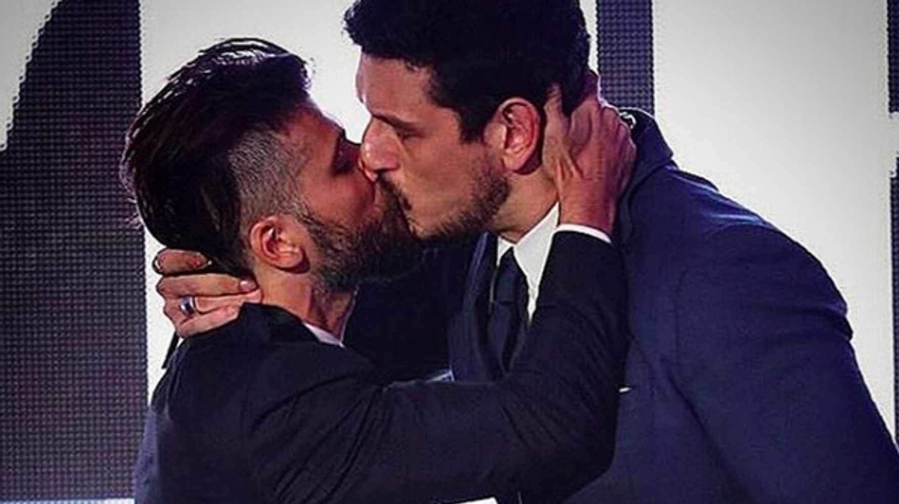 Бразильский поцелуй. Актерский поцелуй. Мужчина гетеросексуал.