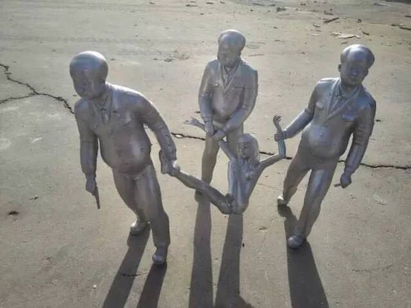 A sculpture by <a href="http://www.artnet.com/artists/gao-brothers/" target="_blank">Gao brothers</a> depicting women being c